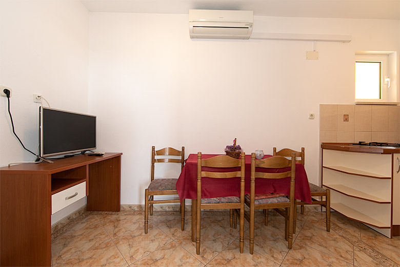 apartments Hajduk, Promajna 3: A4 - dining room