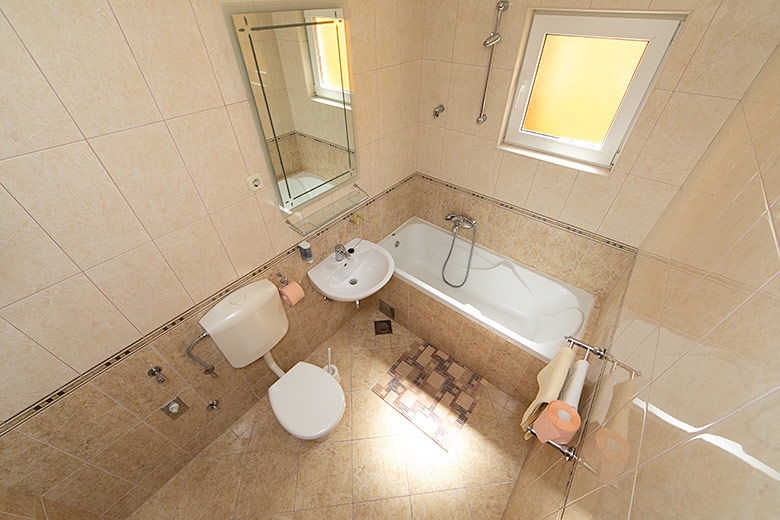 4a: A4+1, apartments Hajduk, Promajna - bathroom