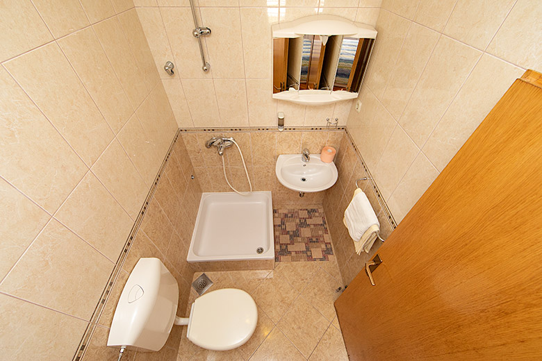 4a: A4+1, apartments Hajduk, Promajna - bathroom