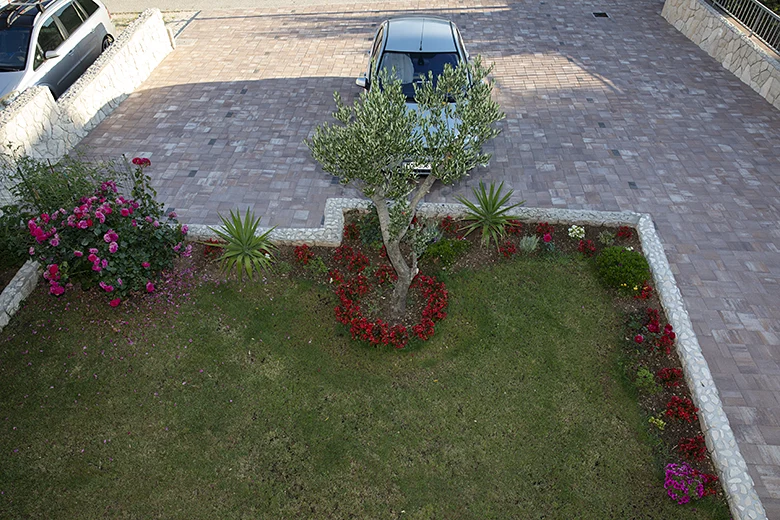 Apartments Milić, Promajna - garden, parking