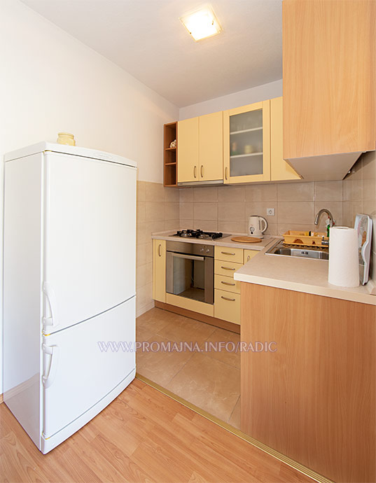 apartments Radi, Promajna - kitchen