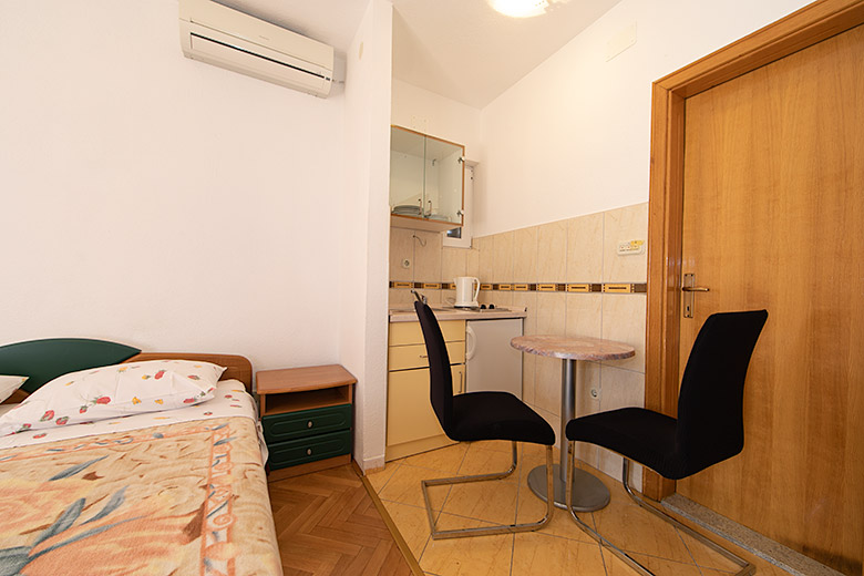 apartments Hajduk, Promajna - dining table