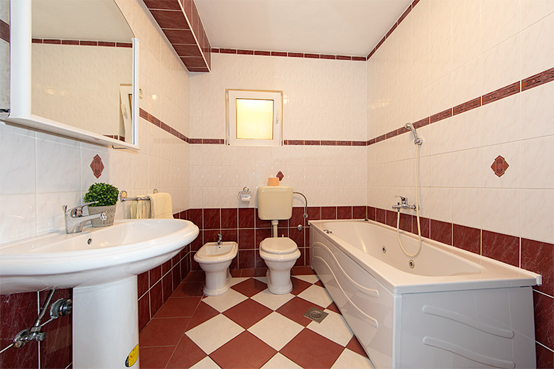 apartments Hajduk, Promajna - bathroom