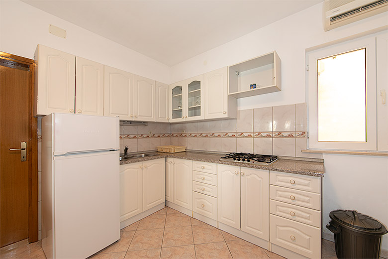 apartments Hajduk, Promajna - kitchen