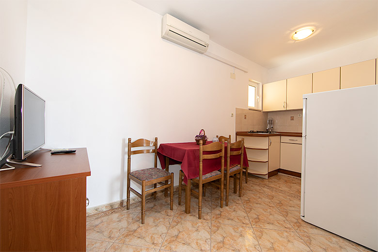 apartments Hajduk, Promajna 3: A4 - dining room