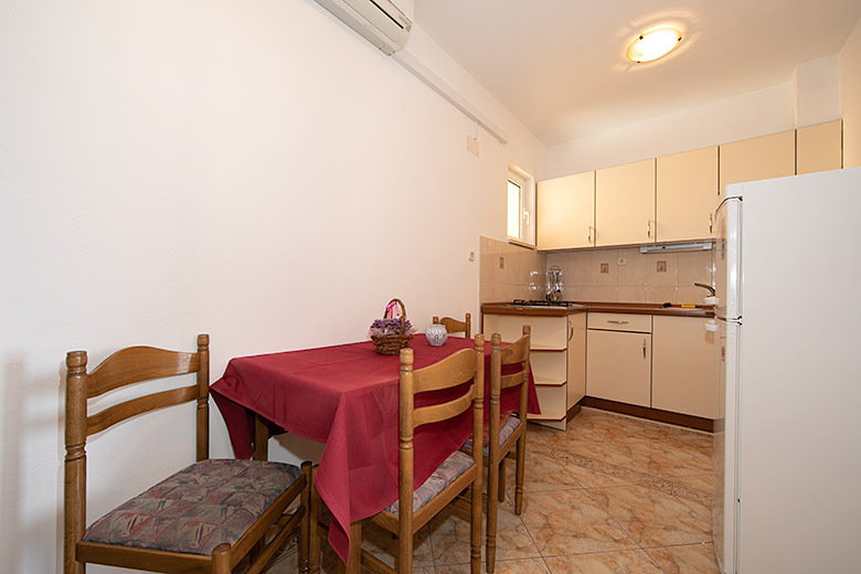 apartments Hajduk, Promajna 3: A4 - dining room