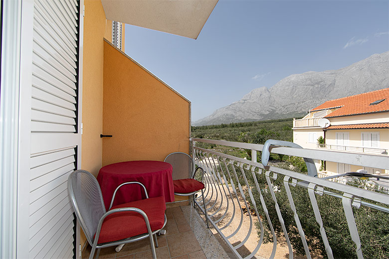 4a: A4+1, apartments Hajduk, Promajna - balcony with mountain Biokovo view