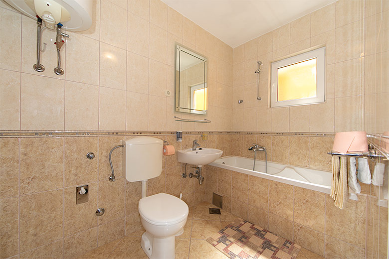 4a: A4+1, apartments Hajduk, Promajna - bathroom