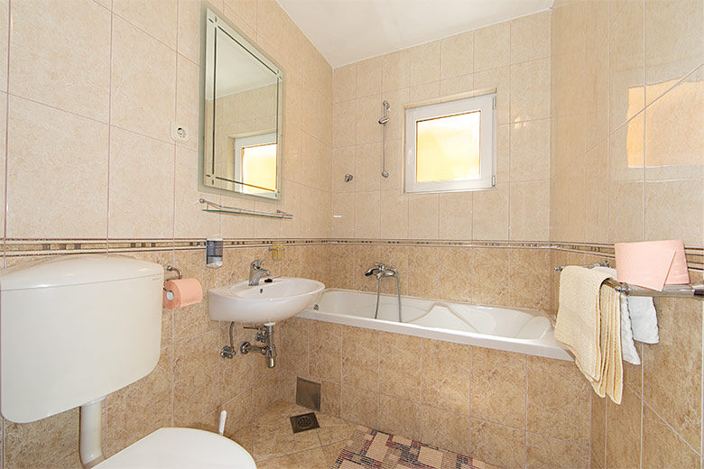 4a: A4+1, apartments Hajduk, Promajna - bathroom