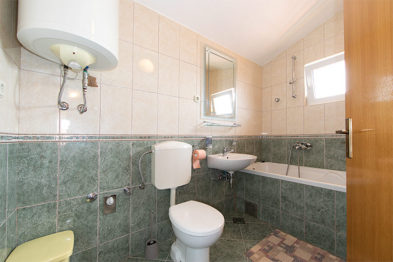 5a: A6, apartments Hajduk, Promajna - bathroom