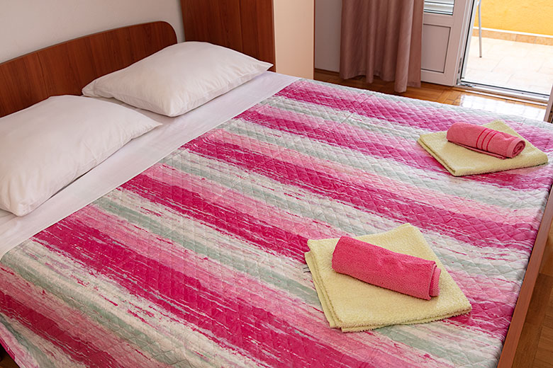 5a: A6, apartments Hajduk, Promajna - bedroom bedlinen