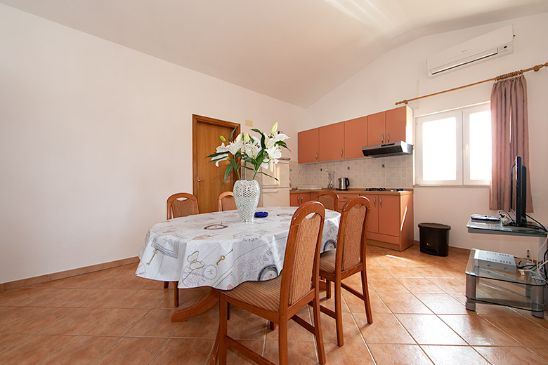 5a: A6, apartments Hajduk, Promajna - dining room