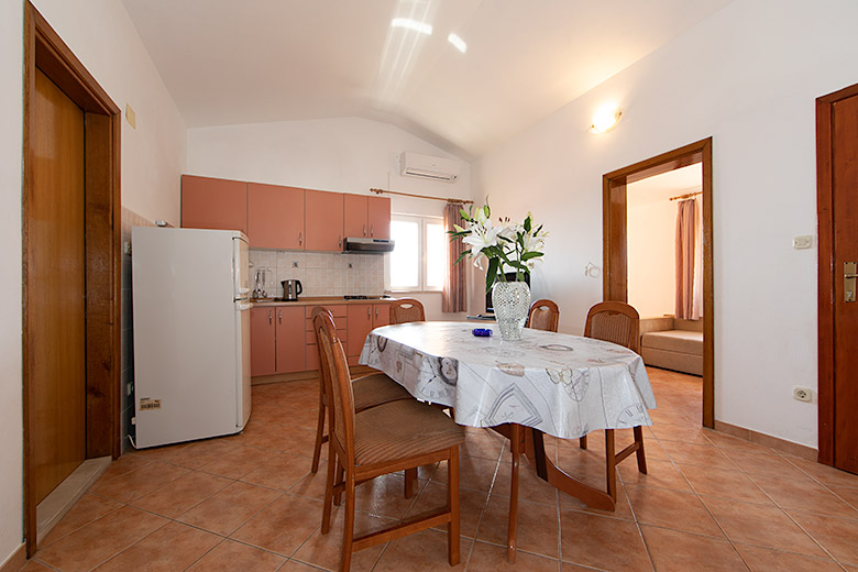 5a: A6, apartments Hajduk, Promajna - dining room