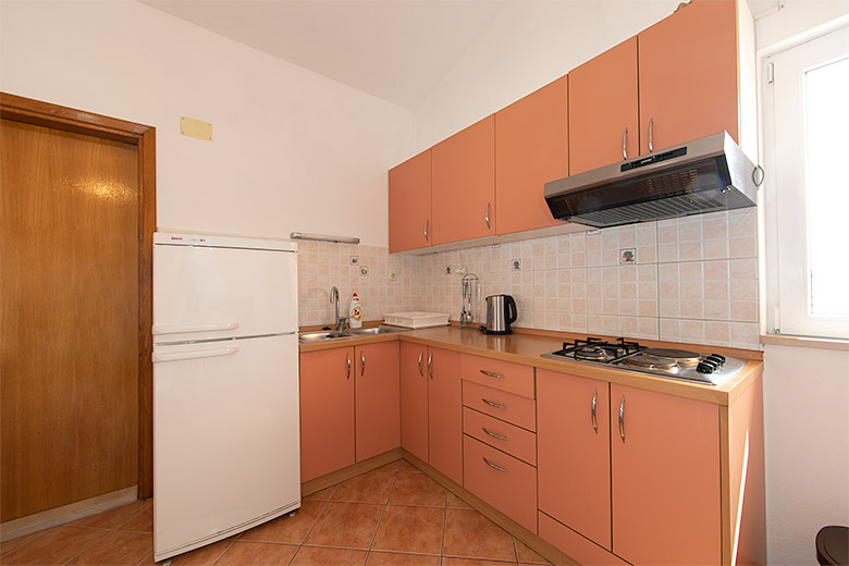 5a: A6, apartments Hajduk, Promajna - kitchen