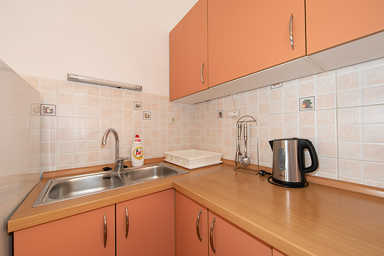 5a: A6, apartments Hajduk, Promajna - kitchen