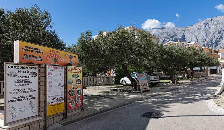 apartments Hajduk, Promajna - restaurant table