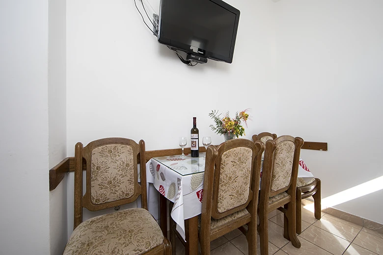 Apartments Tolj, Promajna - dining room