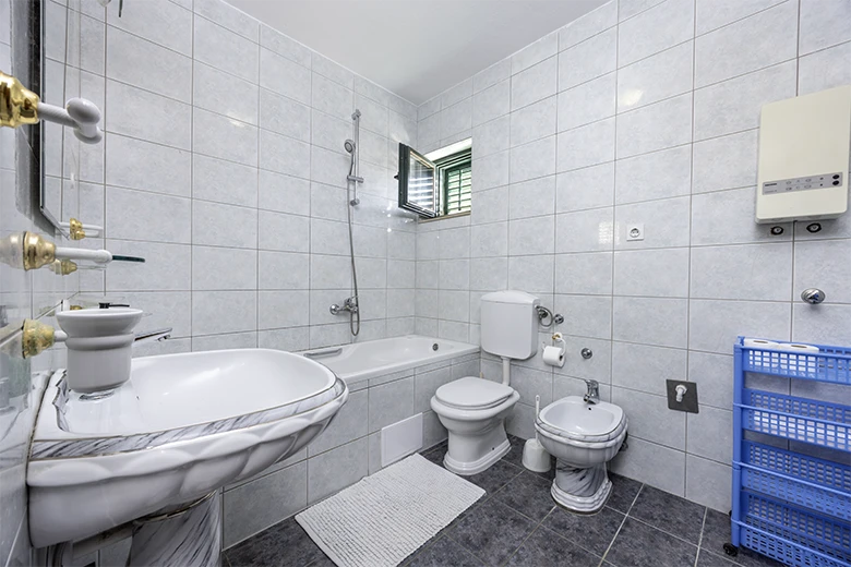 Apartments Tolj, Promajna - bathroom