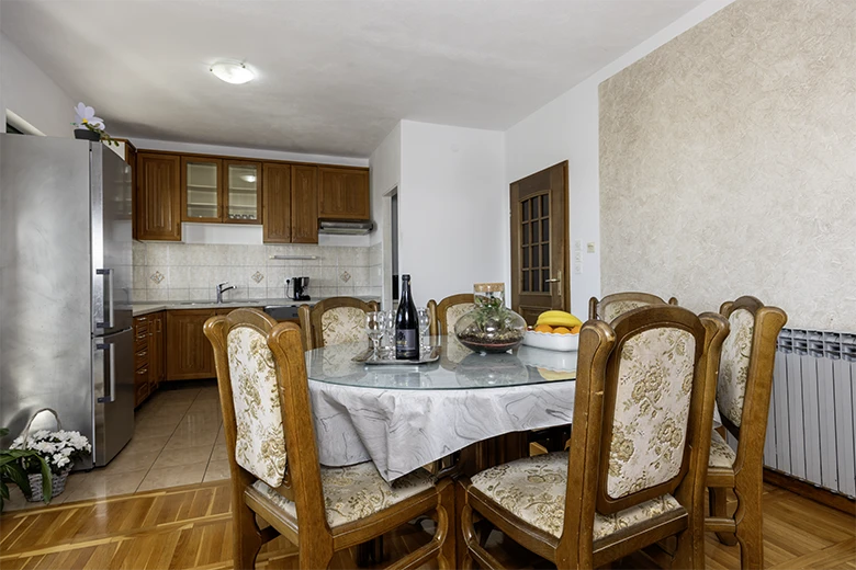Apartments Tolj, Promajna - dining room
